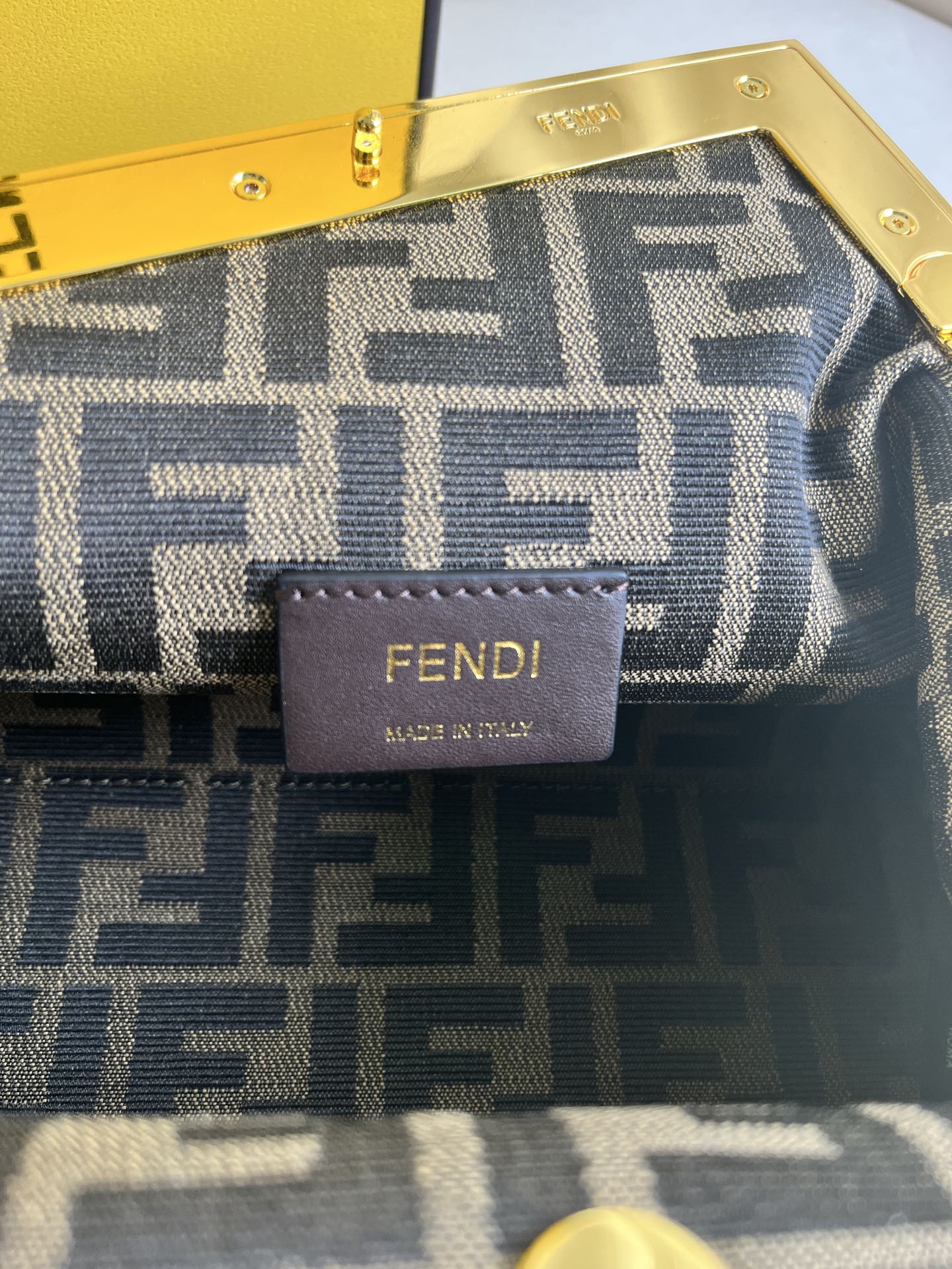 handbags FENDI 2218 size:18*26*9.5cm - vstockx