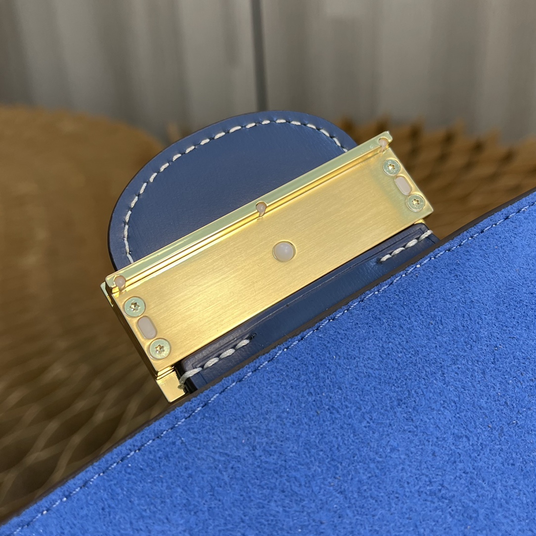 Handbag Louis Vuitton M59716 size 20 x 15 x 9 cm - vstockx