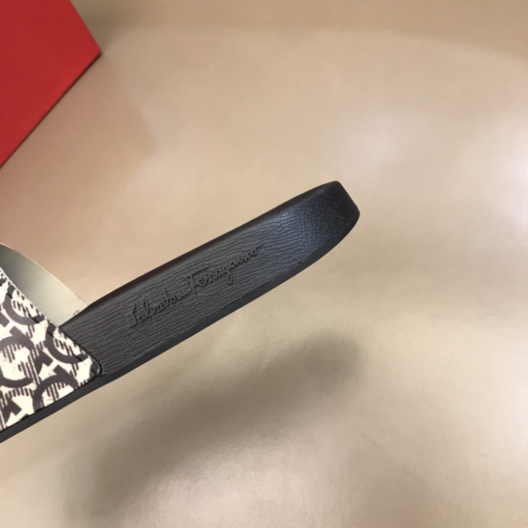 Salvatore Ferragamo Groove Slides 4 - vstockx