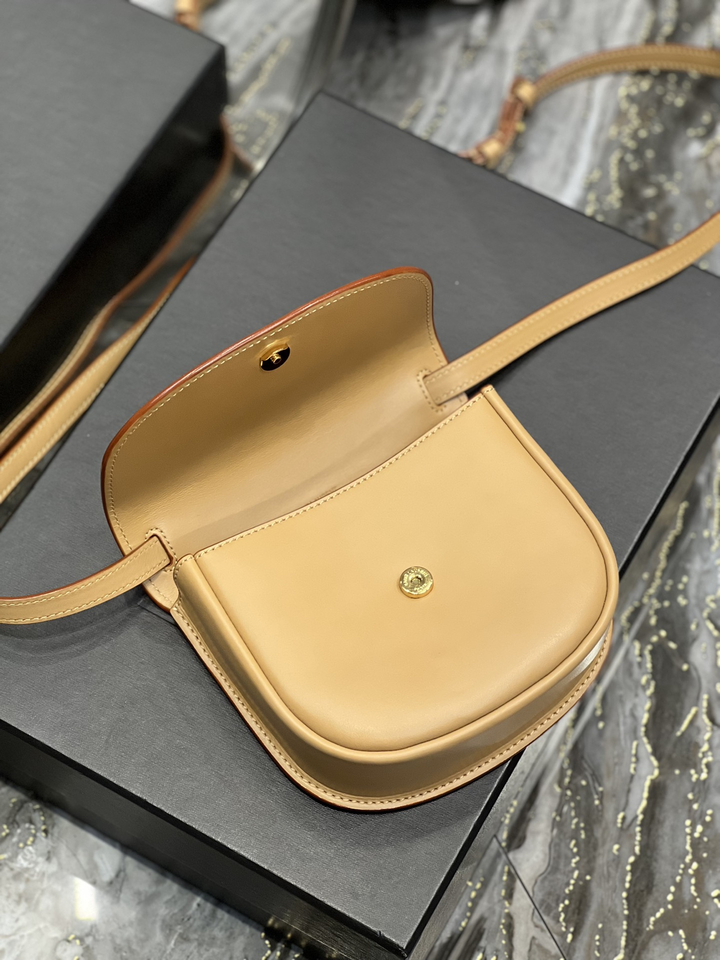 Handbags SAINT LAURENT 619740 size 18x15.5x5.5 cm - vstockx