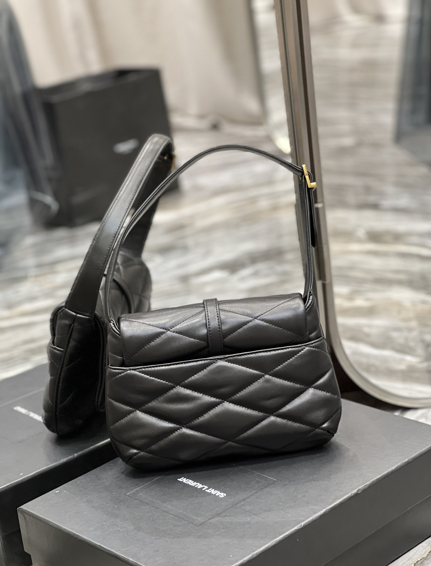 Handbags SAINT LAURENT 698567 size 24  18  5.5 cm - vstockx