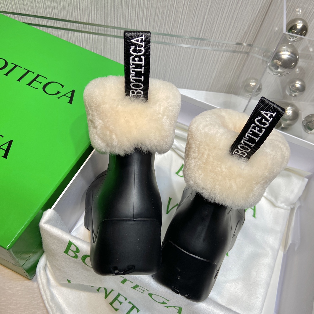 Bottega Veneta Boots 11 - vstockx