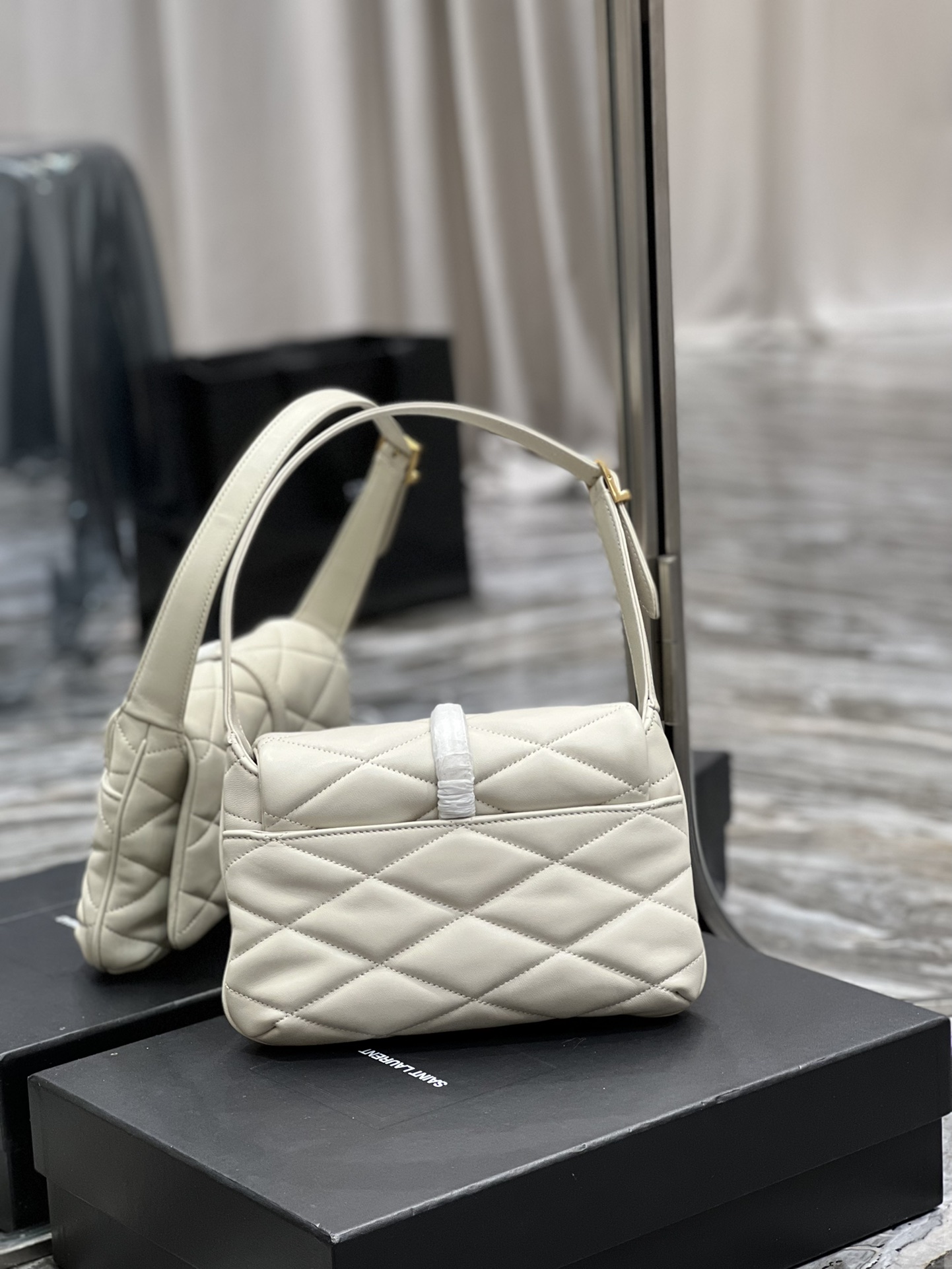 Handbags SAINT LAURENT 698567 size 24  18  5.5 cm - vstockx