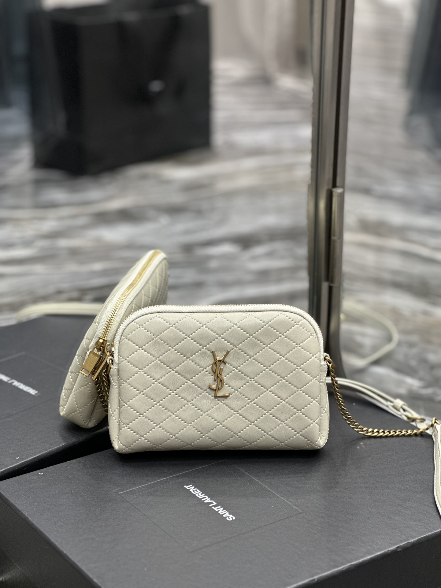 Handbags SAINT LAURENT 733667 size 19x3x3.5 cm - vstockx