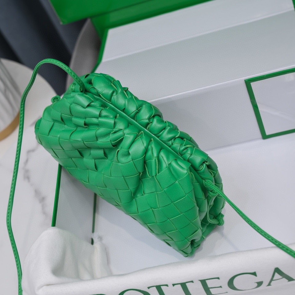 handbags Bottega Veneta The pouch size:23*13*8 - vstockx