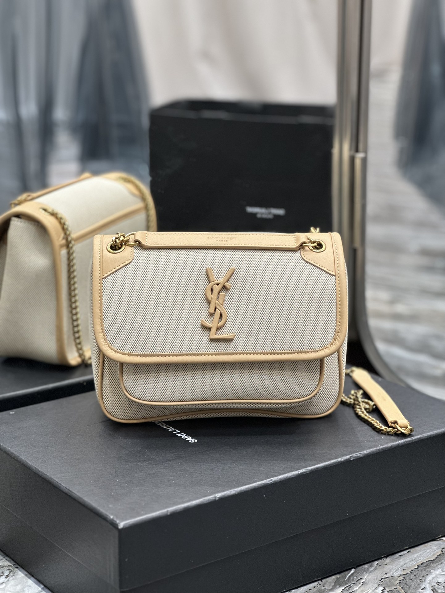 Handbags SAINT LAURENT 533037 size 22x16.5x7.5 cm - vstockx