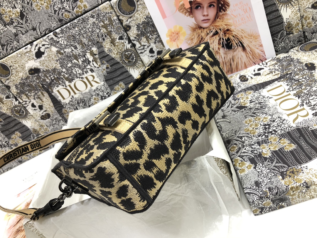 Handbag Dior M1241 size 23 x 15 x 8 cm - vstockx