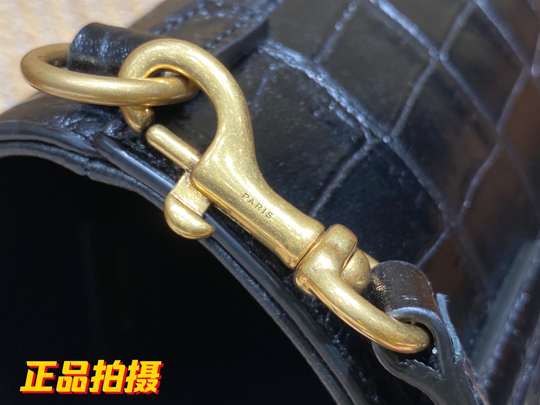 Handbags SAINT LAURENT 612367 size 18x17x8 cm - vstockx