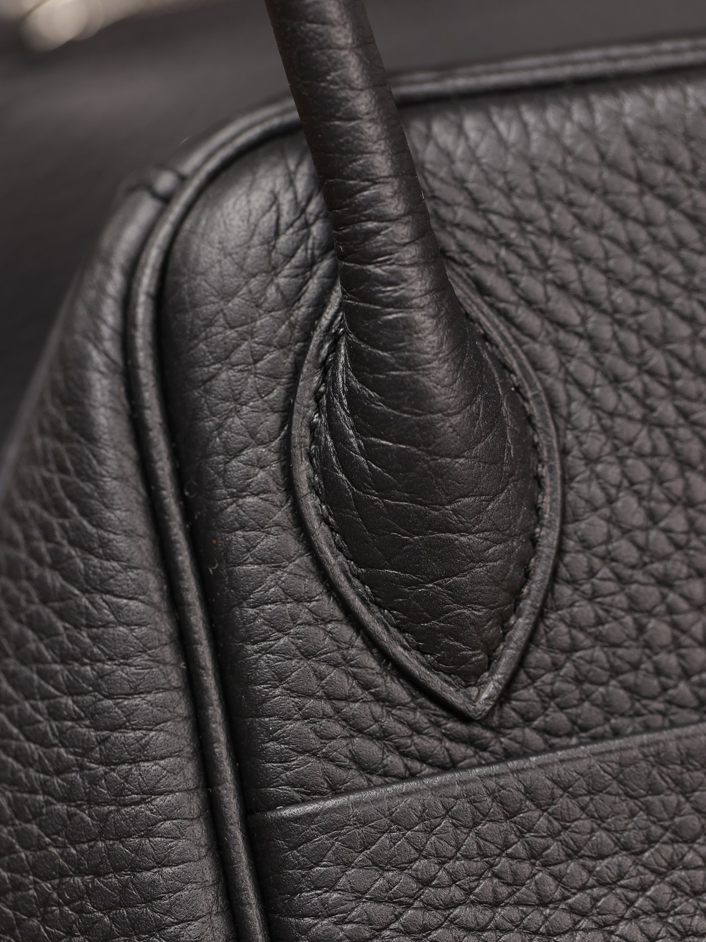 Handbags Hermes Lindy size:26x 18x14 cm - vstockx