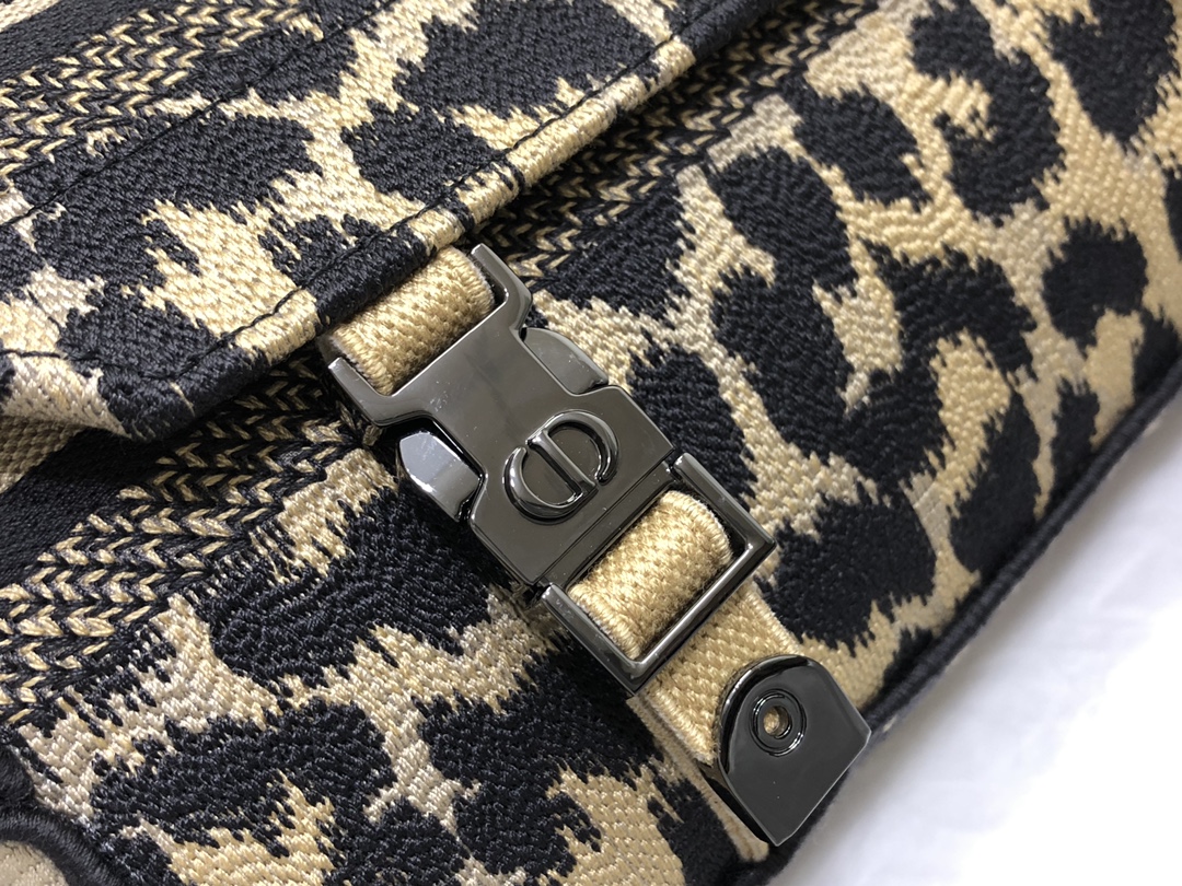 Handbag Dior M1241 size 23 x 15 x 8 cm - vstockx