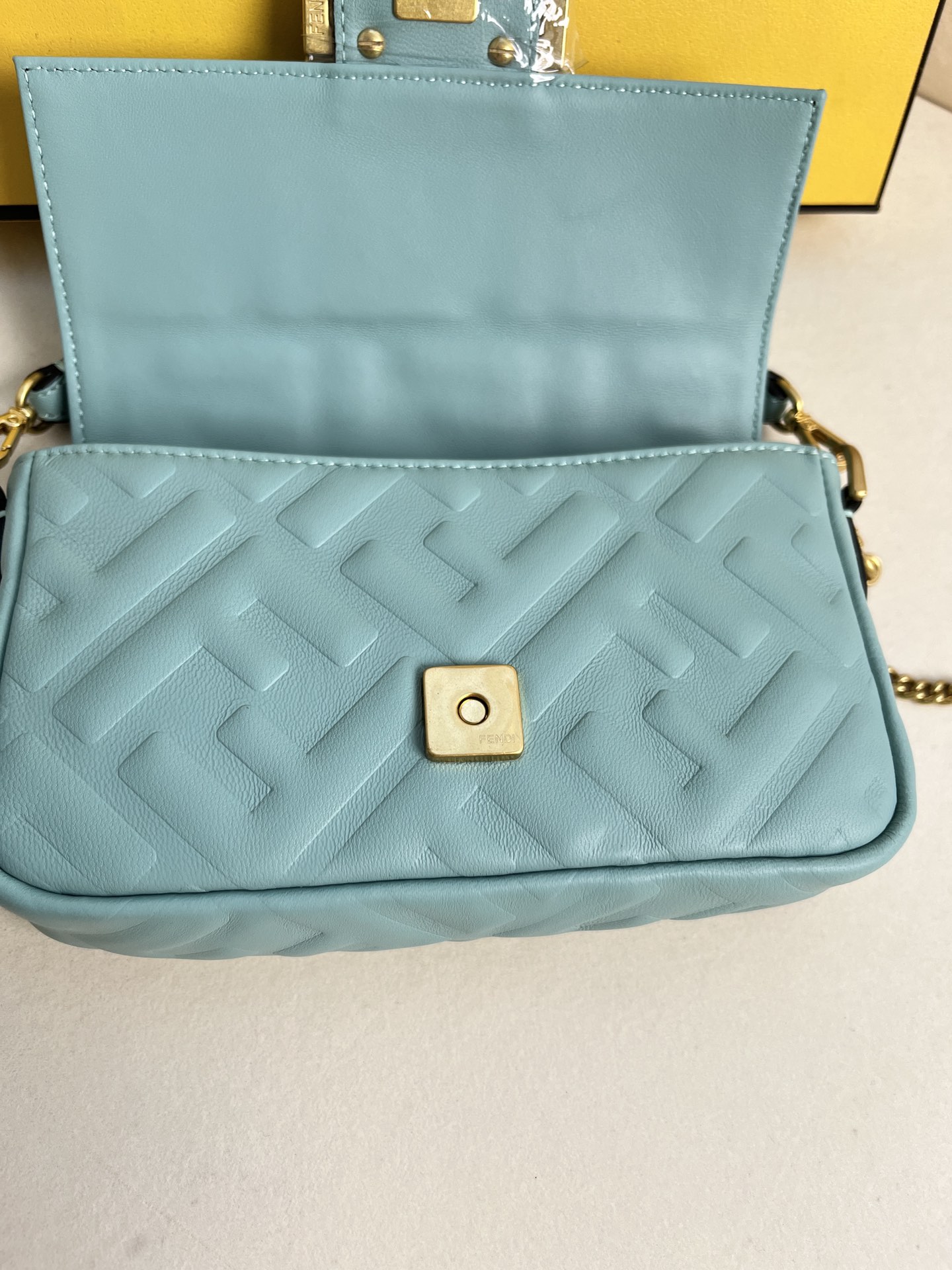handbags FENDI 212 size:19*11.5*4cm - vstockx