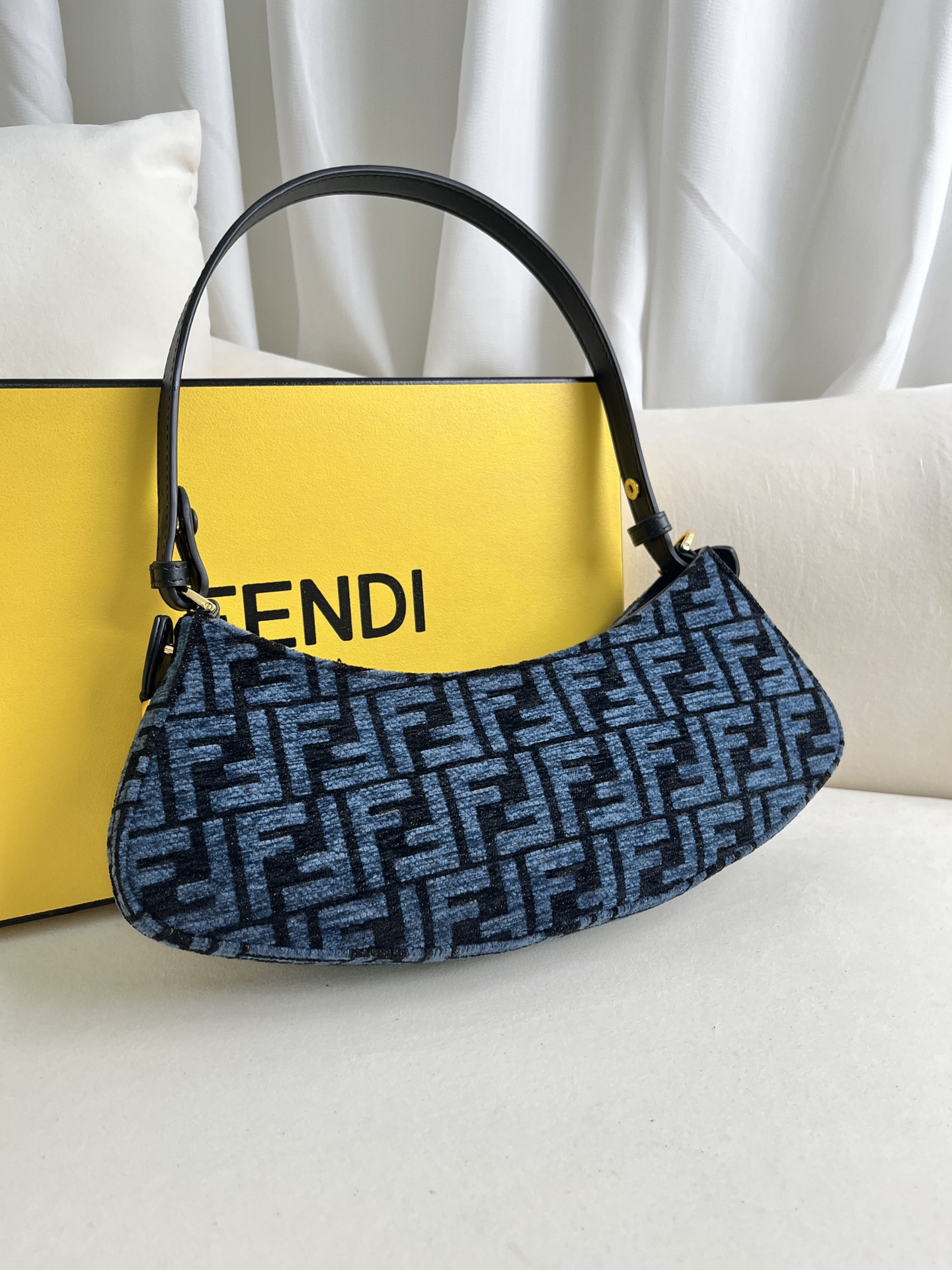 handbags FENDI 225 size:32*11*5cm - vstockx