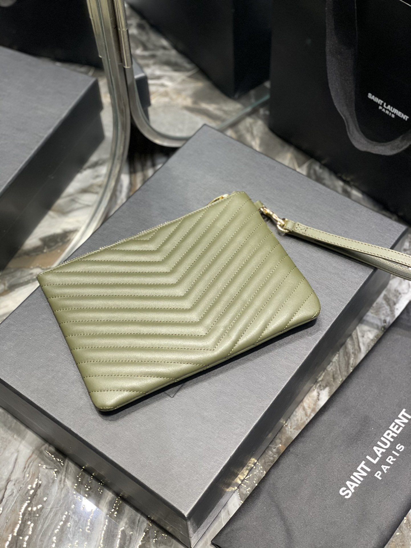 Handbags SAINT LAURENT 379039 size 24  17.5  1.5 cm - vstockx