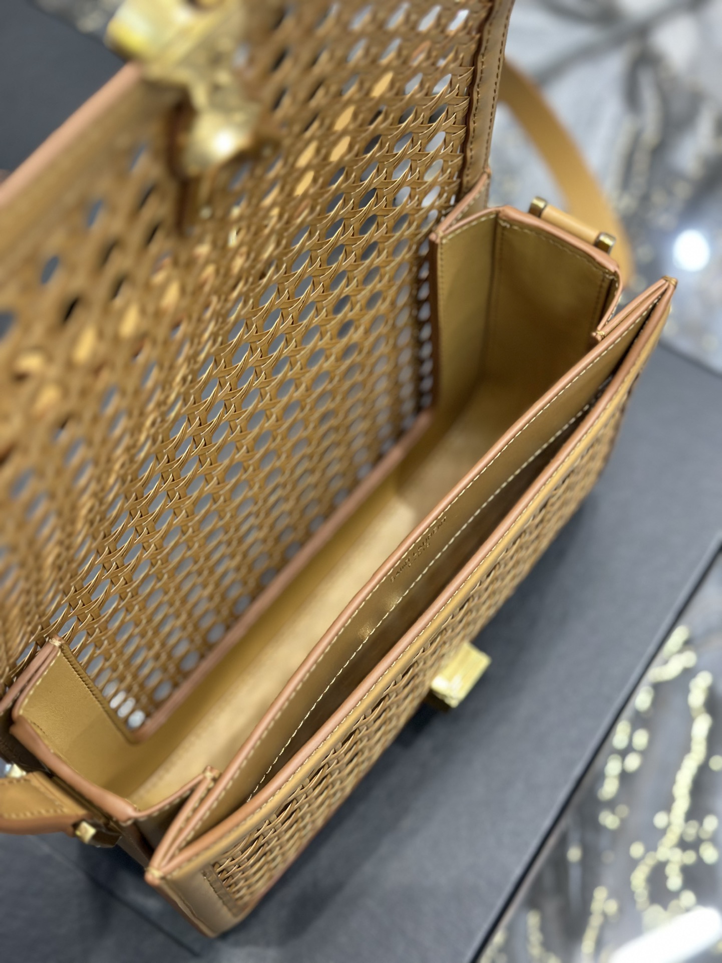 Handbags SAINT LAURENT 634305 size 23x16x6 cm - vstockx