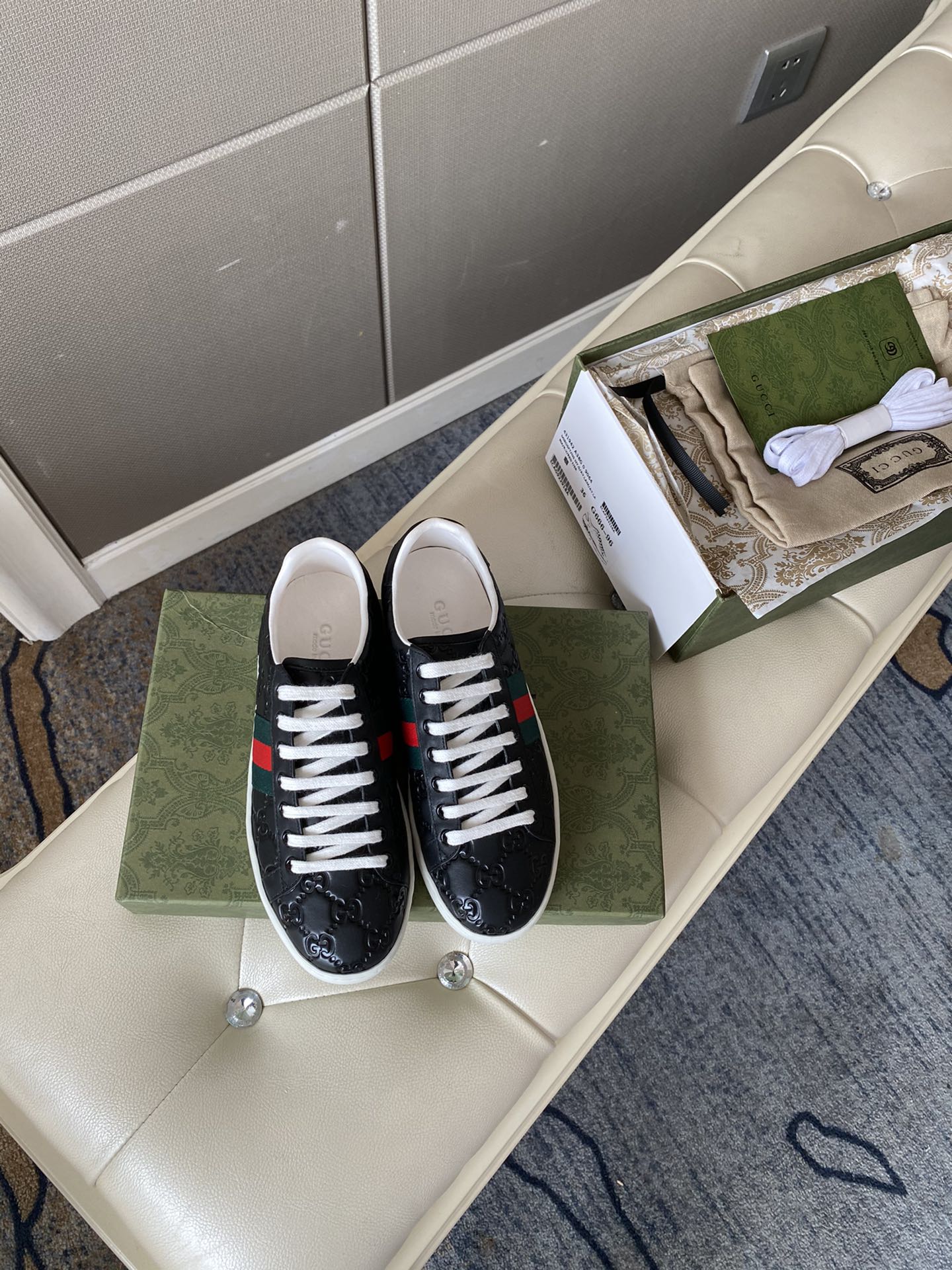 Gucci Women's Ace sneaker with bee sneaker 4 - vstockx