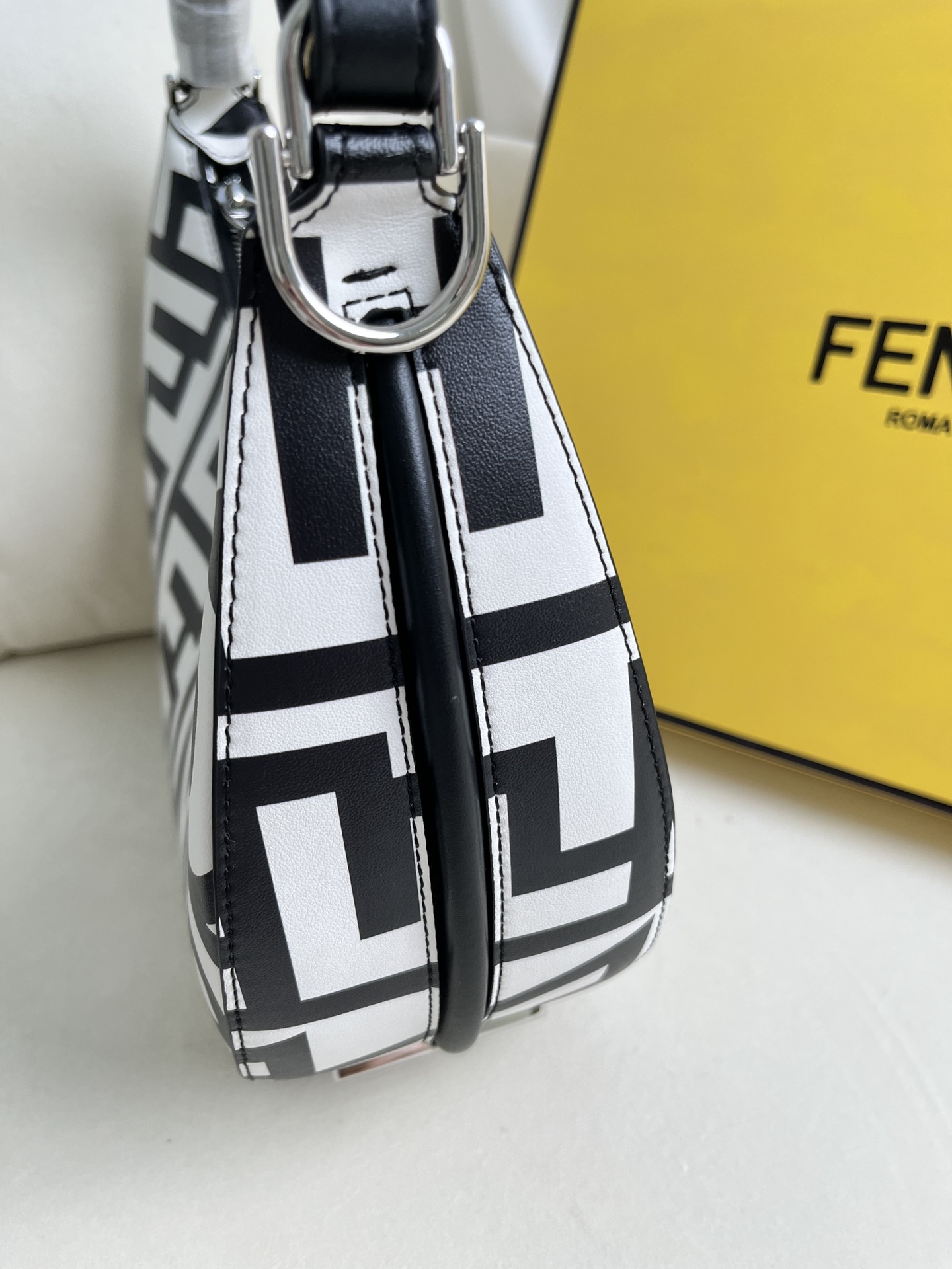 handbags FENDI 205 size:29*24.5*10cm - vstockx