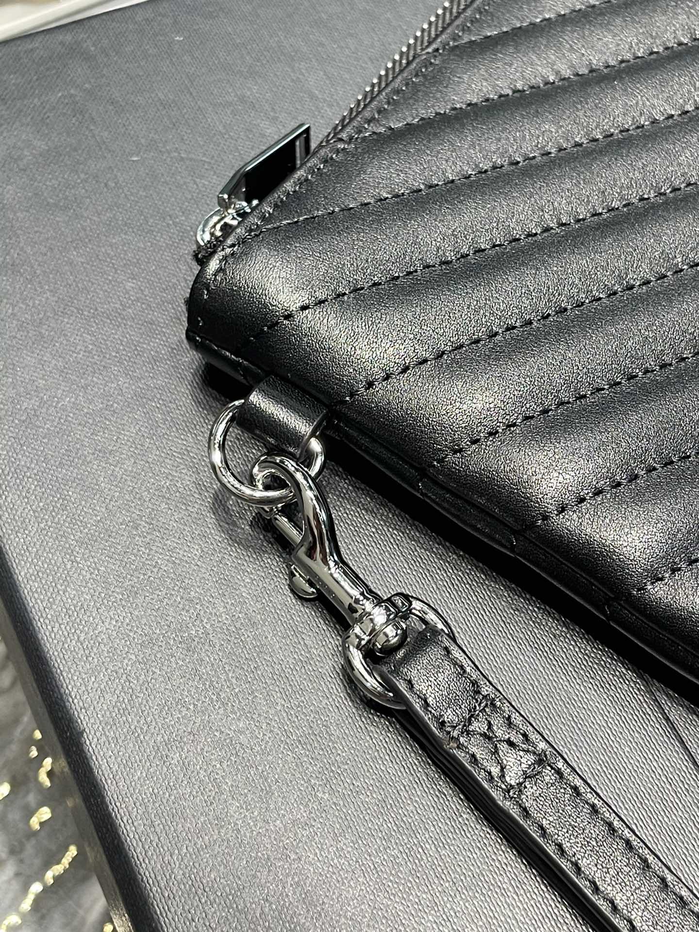 Handbags SAINT LAURENT 440222 size 36x24.5x2.5 cm - vstockx