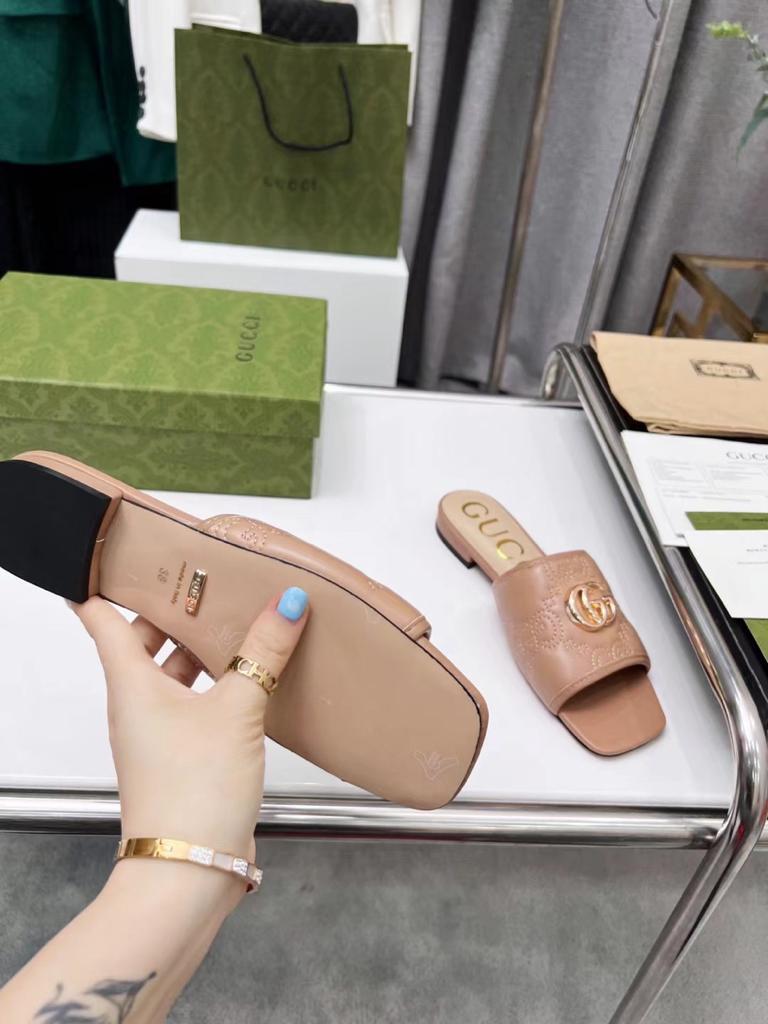 Gucci leather print slides Brown - vstockx