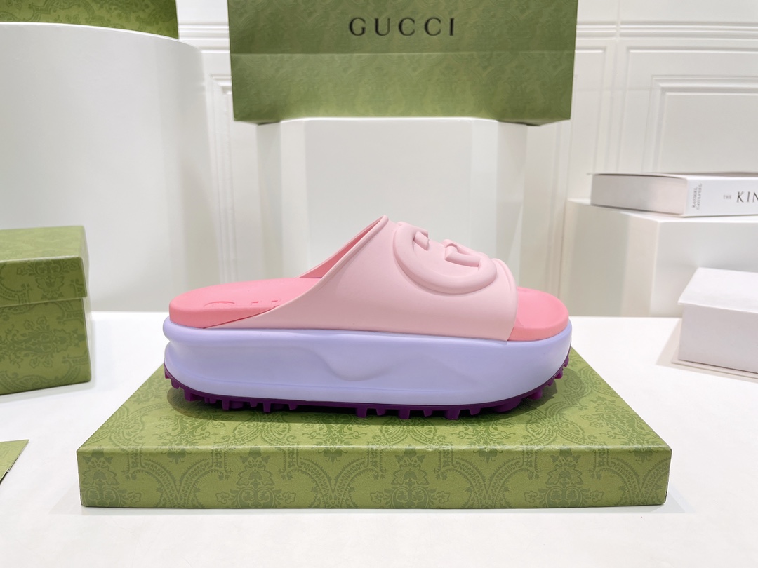 Gucci Women's slide sandal with Interlocking G WOMEN 5 - vstockx