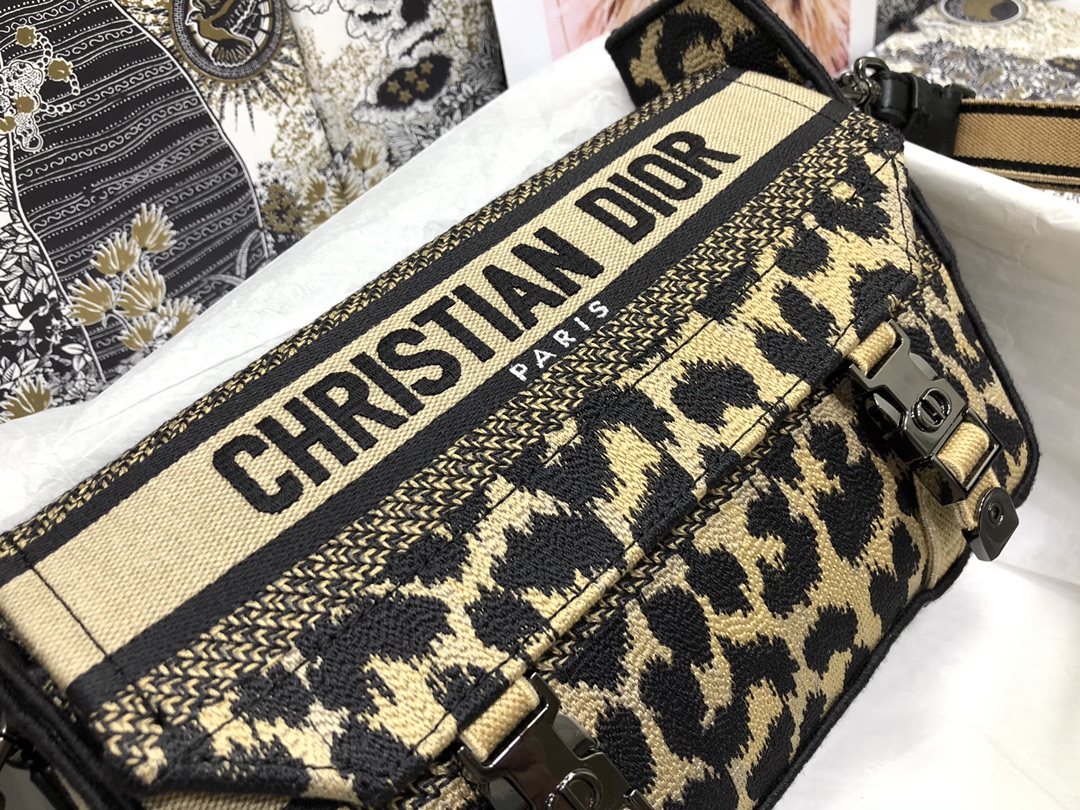 Handbag Dior M1241 size 23 x 15 x 8 cm - vstockx