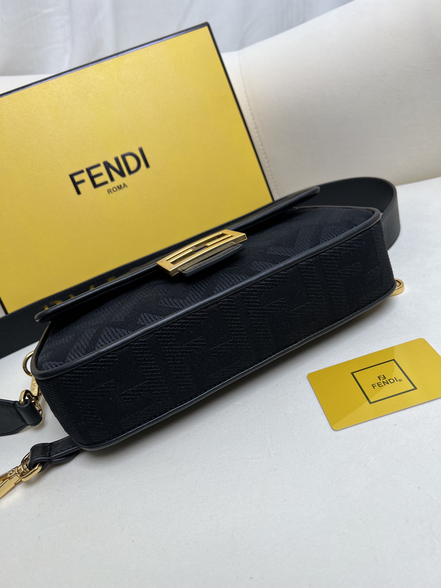 handbags FENDI Baguette size:26*6.5*13.5cm - vstockx