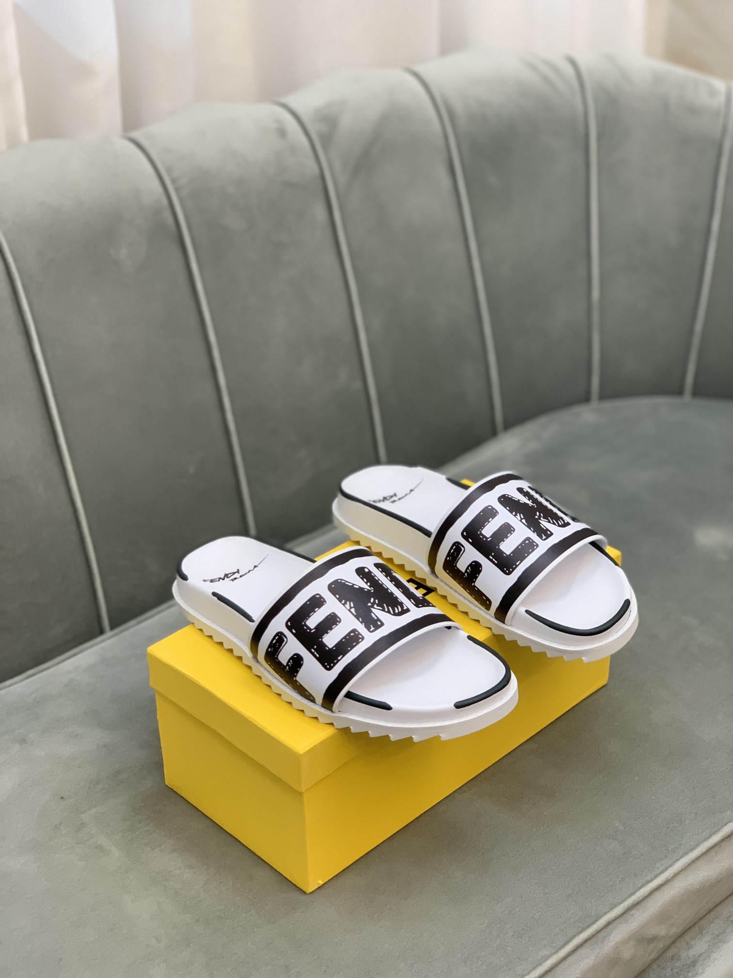 Fendi Slides 9 - vstockx