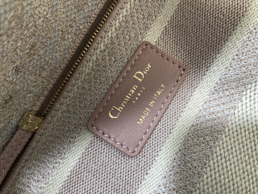 Handbag Dior M0565 size 24 x 20 x 11 cm - vstockx