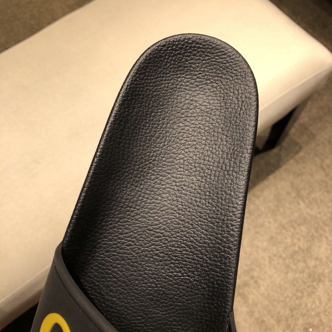 Gucci Slippers 46 - vstockx