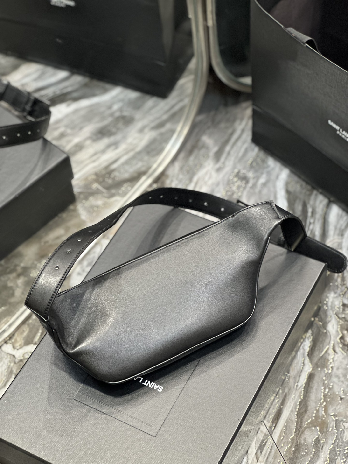 Handbags SAINT LAURENT 569737 size 25  14  3.5 cm - vstockx