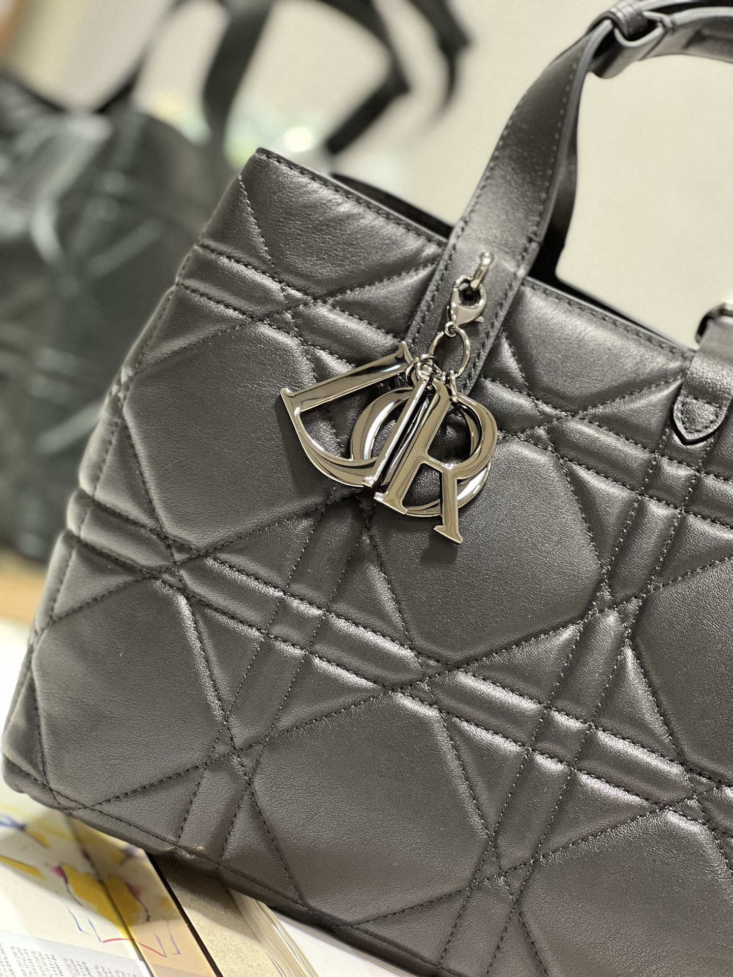 Handbag Dior 1188 size 30  36  15 cm - vstockx