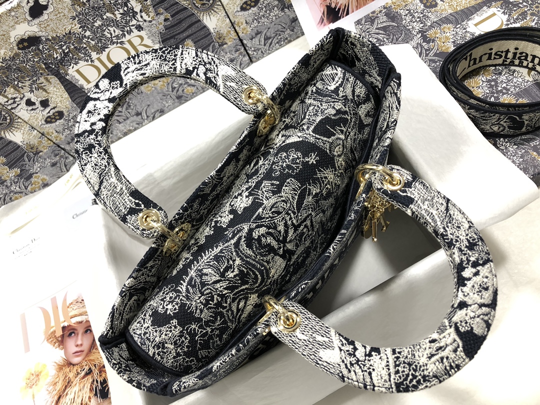 Handbag Dior M0566 size 32 x 25 x 11 cm - vstockx