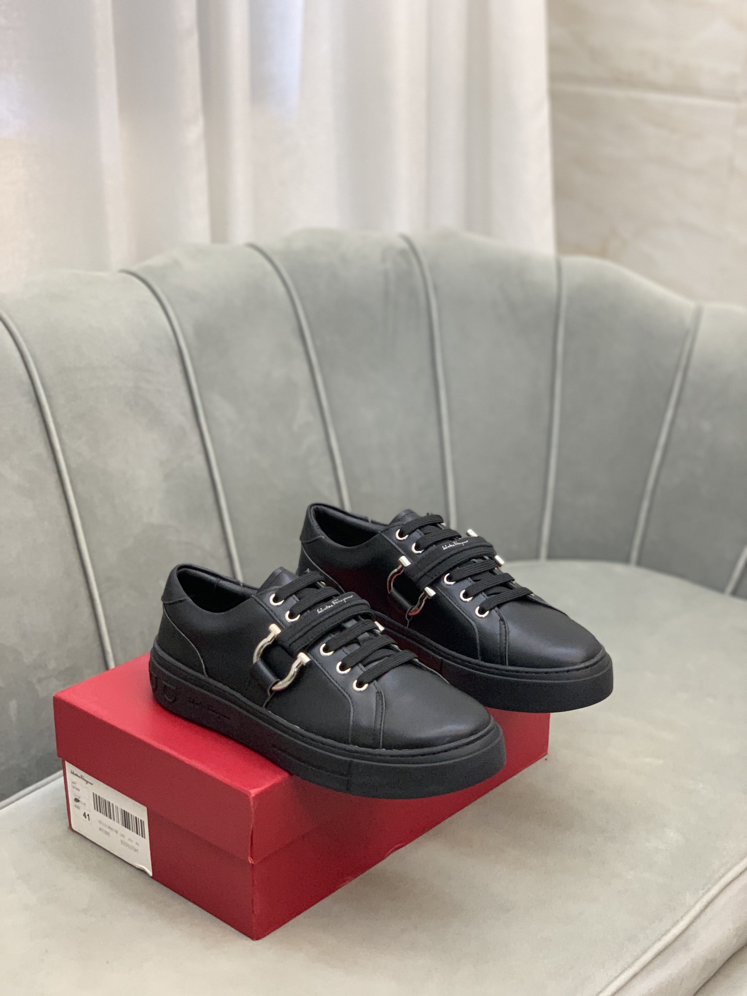 Salvatore Ferragamo Gancini Sneaker 4 - vstockx