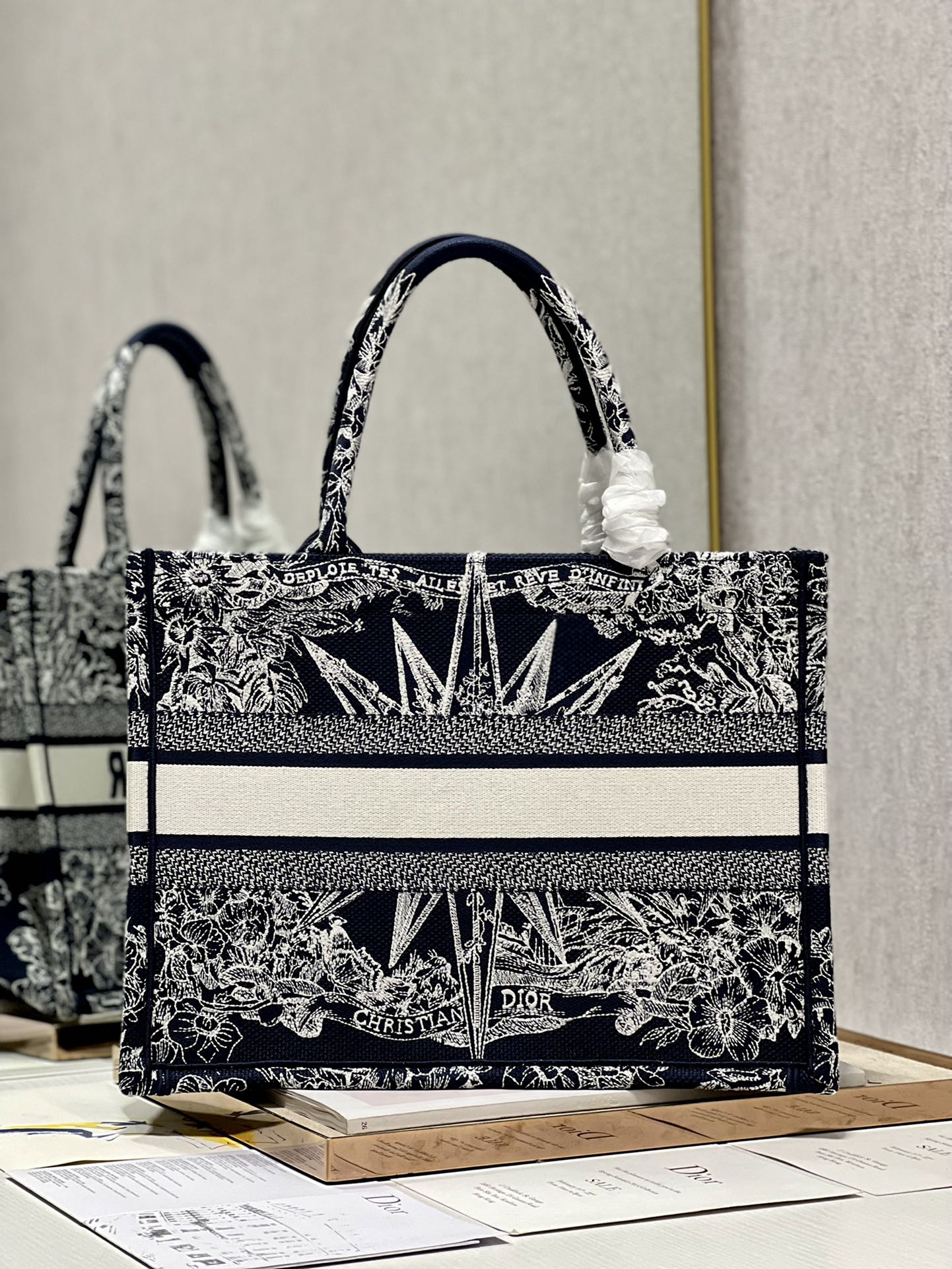 Handbag Dior 1286 size 36  28 cm - vstockx