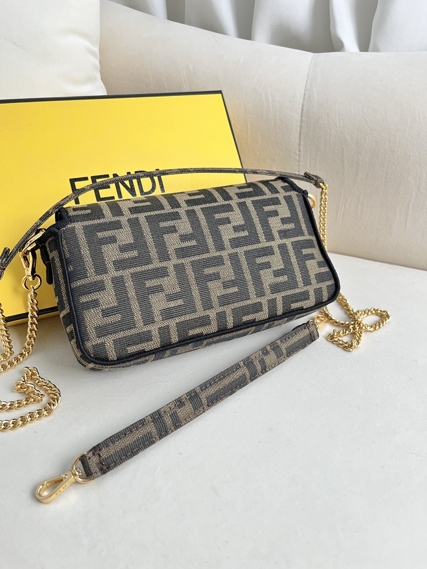 handbags FENDI 103 size:15*27*6cm - vstockx