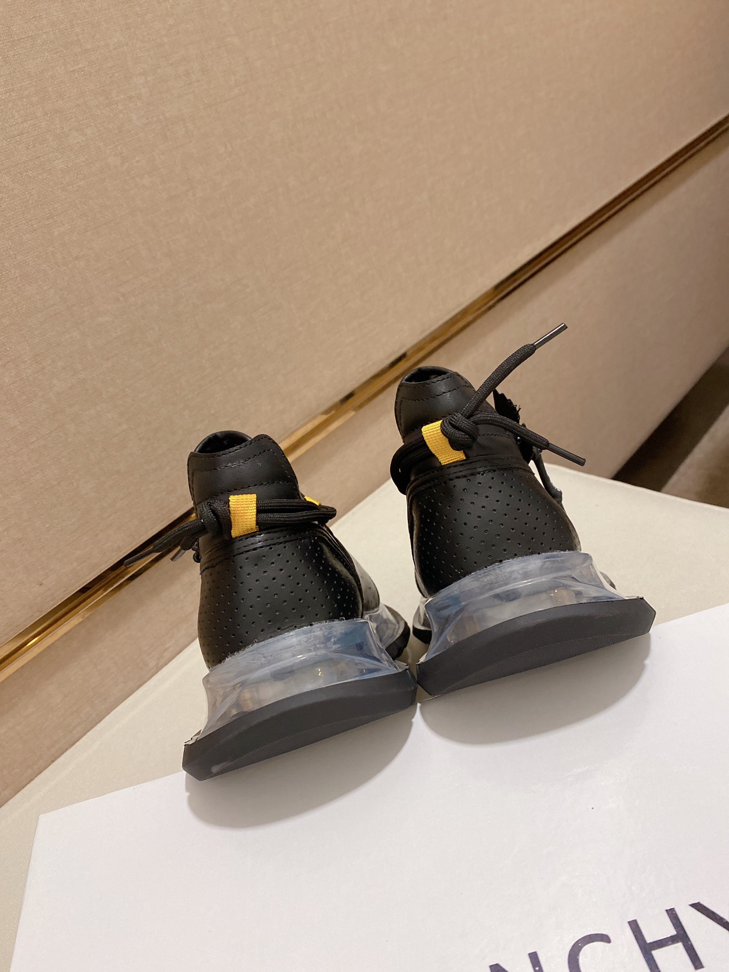 Givenchy Spectre Zip Sneakers 6 - vstockx