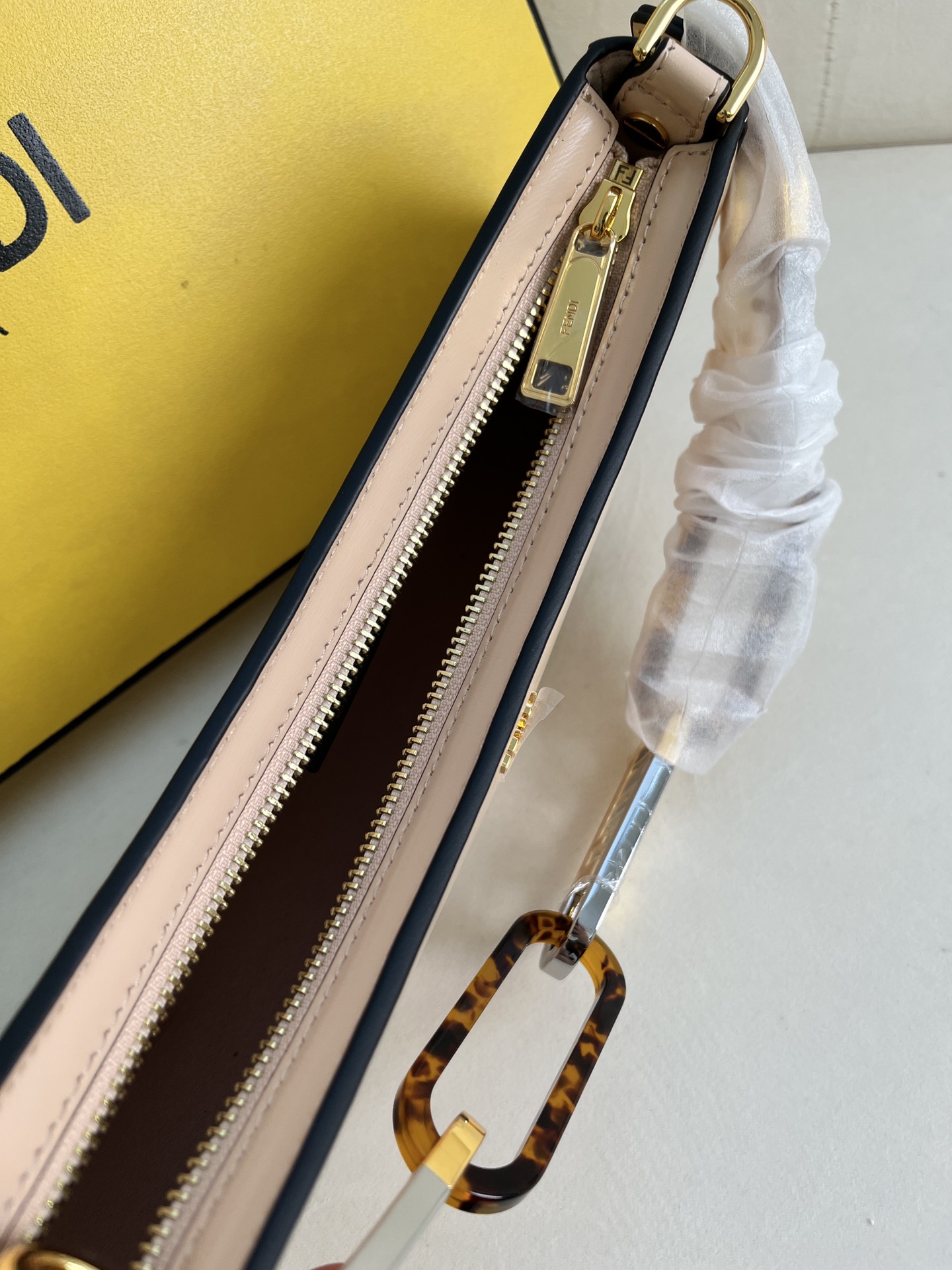 handbags FENDI 225 size:32*11*5cm - vstockx