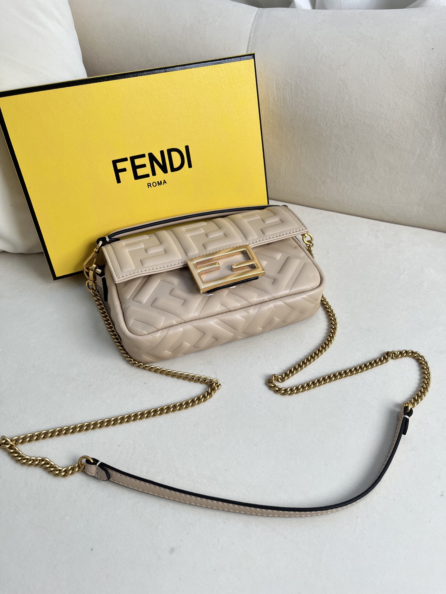 handbags FENDI 212 size:19*11.5*4cm - vstockx