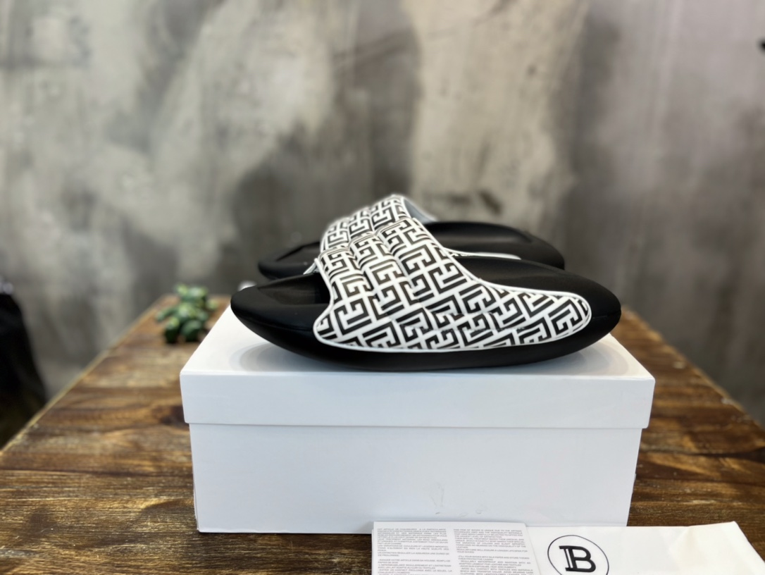Balmain Quilted leather B-IT mules 12 - vstockx