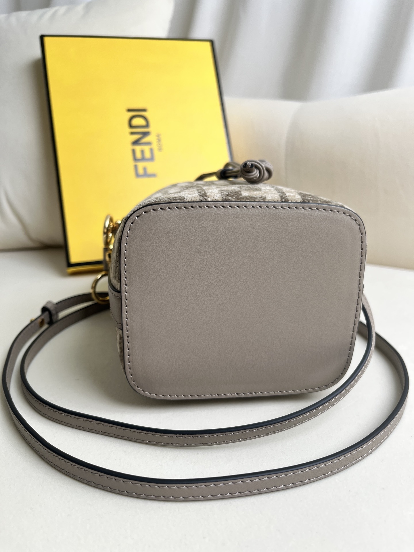 handbags FENDI 226 size:12*18*10cm - vstockx