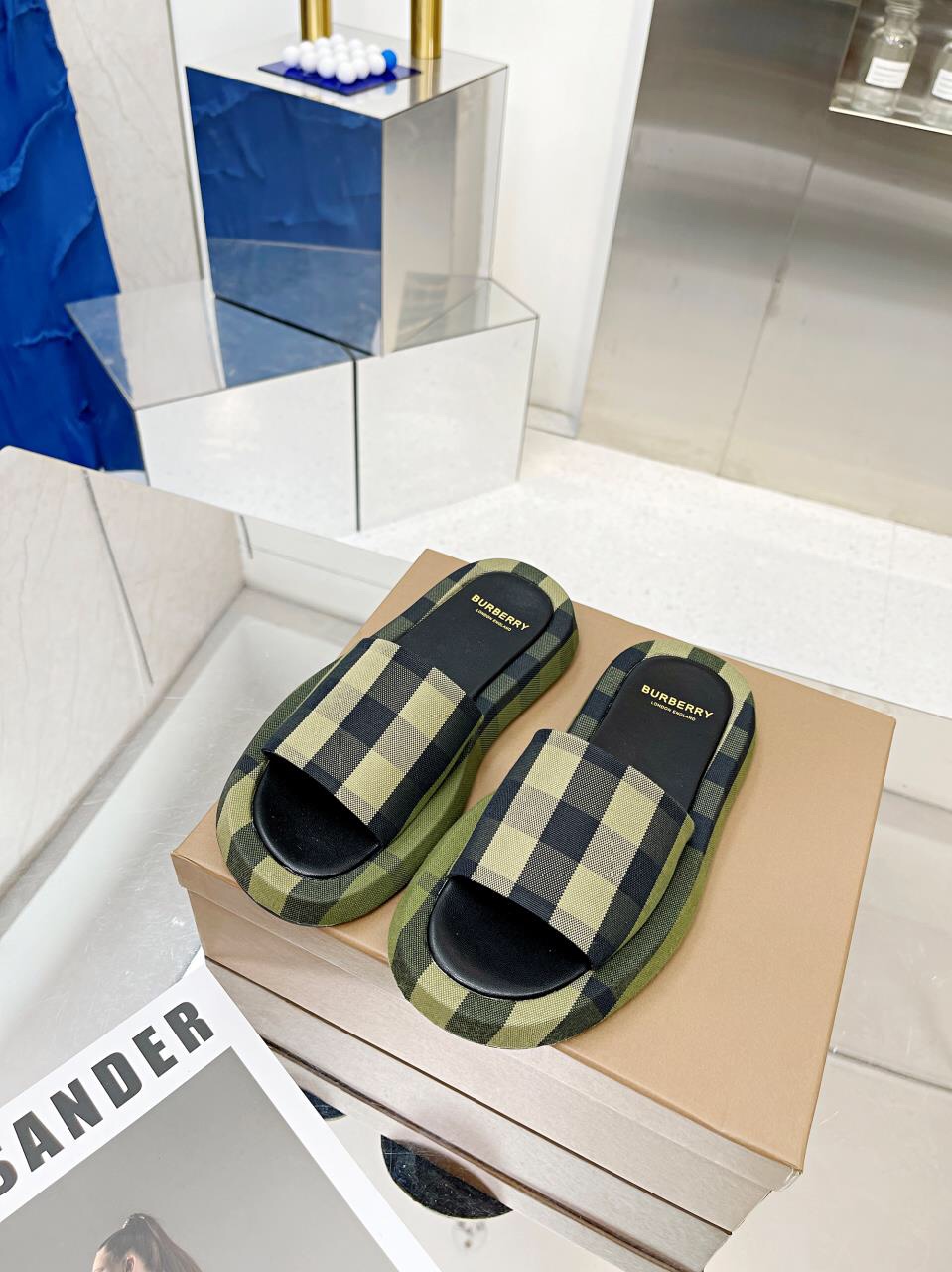 BURBERRY Buckingham Slides WOMEN 1 - vstockx