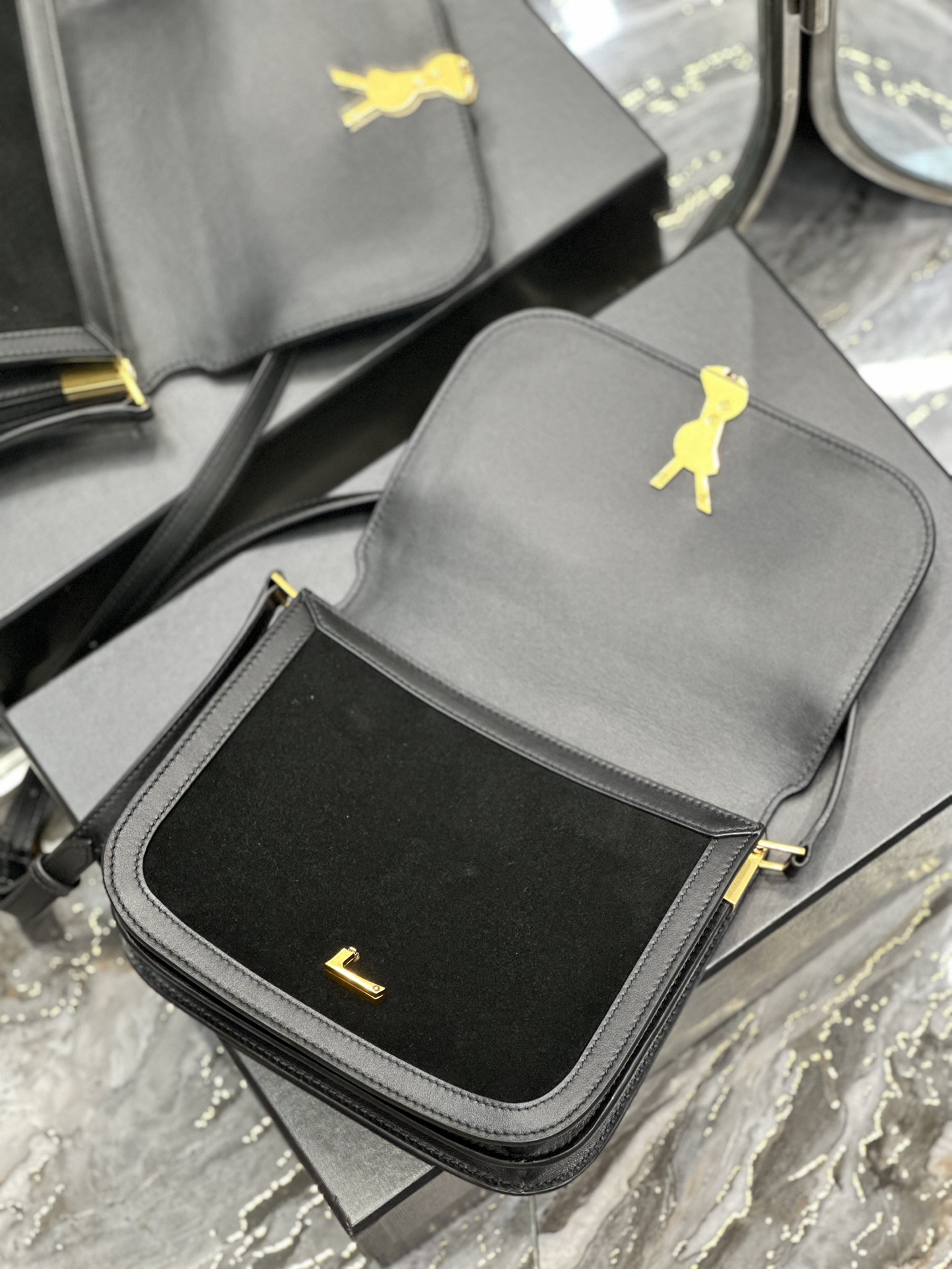 Handbags SAINT LAURENT 635025 size 22x18x5 cm - vstockx