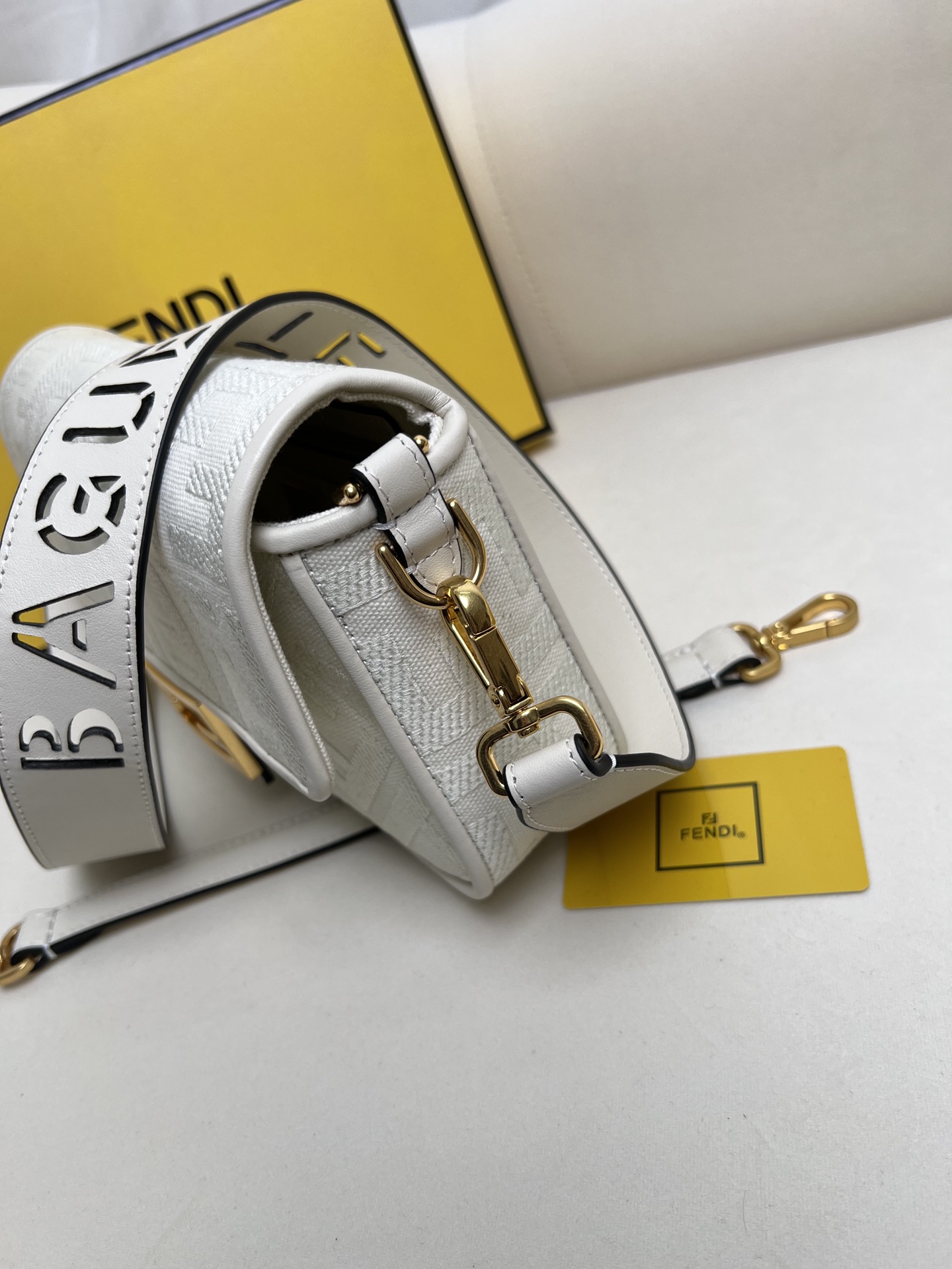 handbags FENDI Baguette size:26*6.5*13.5cm - vstockx