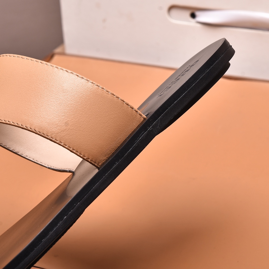 Gucci Slippers 9 - vstockx