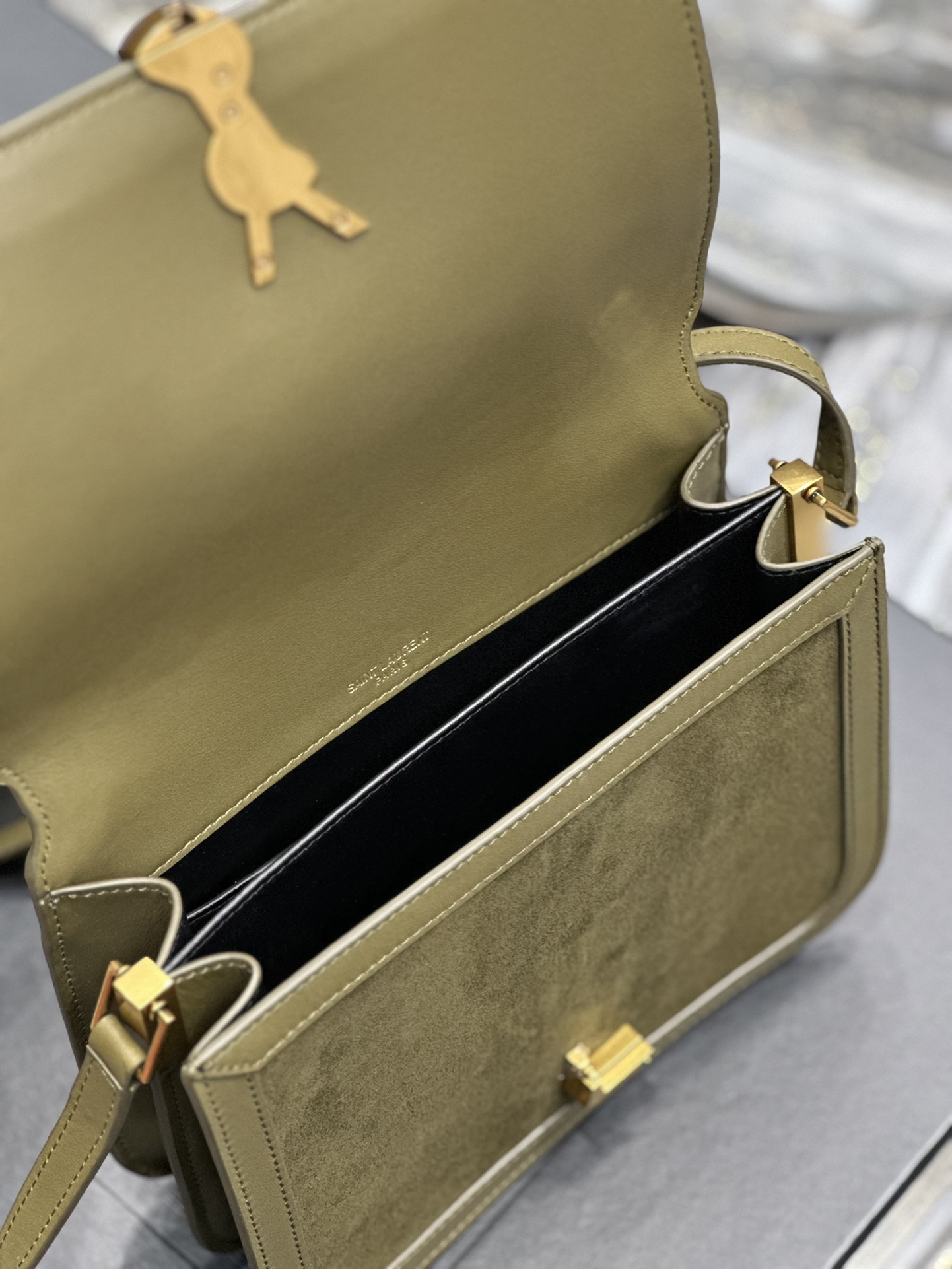 Handbags SAINT LAURENT 635025 size 22x18x5 cm - vstockx