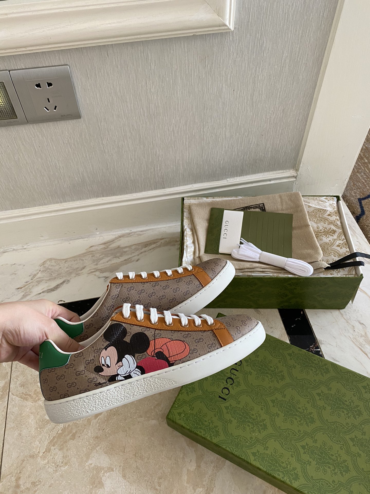 Gucci Women's Ace sneaker with bee sneaker 4 - vstockx