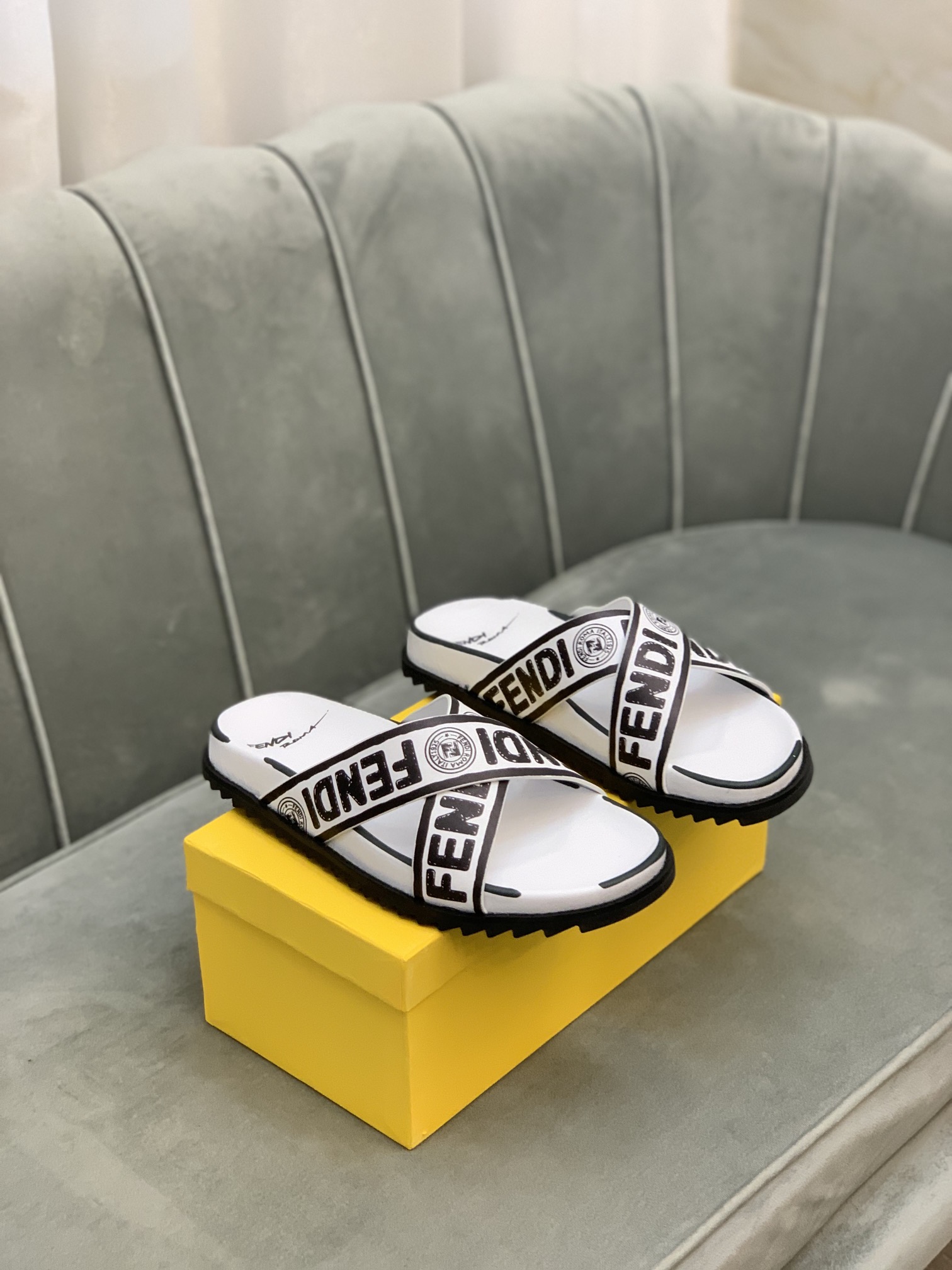 Fendi Slides 10 - vstockx