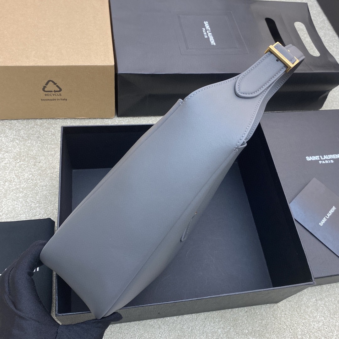 Handbags SAINT LAURENT 713938 size 22x22x10 cm - vstockx