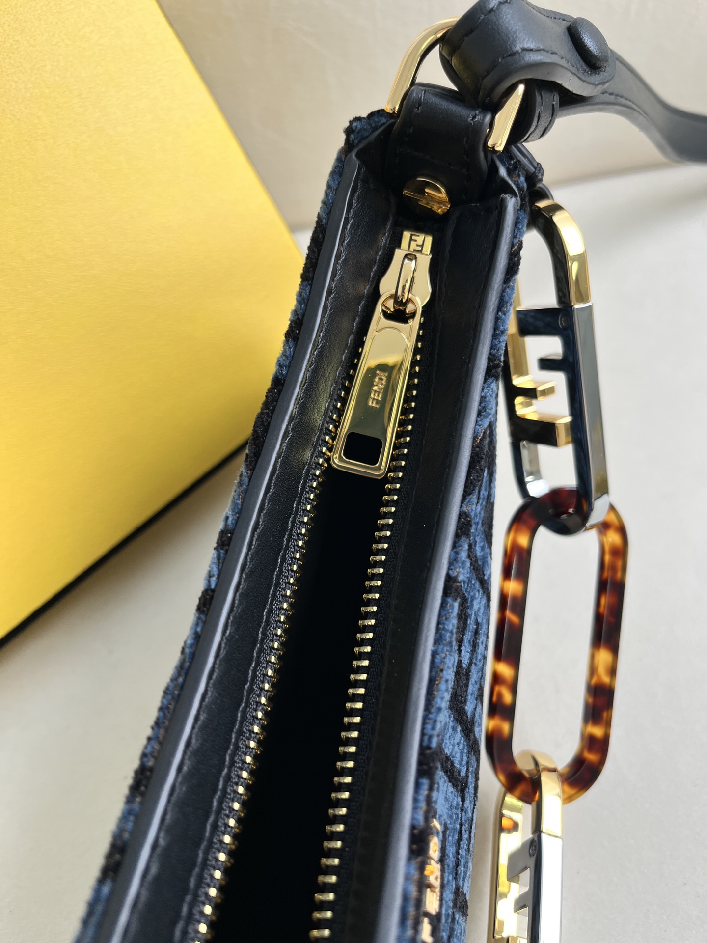 handbags FENDI 225 size:32*11*5cm - vstockx
