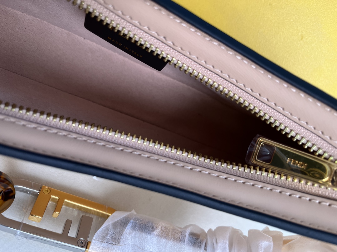 handbags FENDI 225 size:32*11*5cm - vstockx