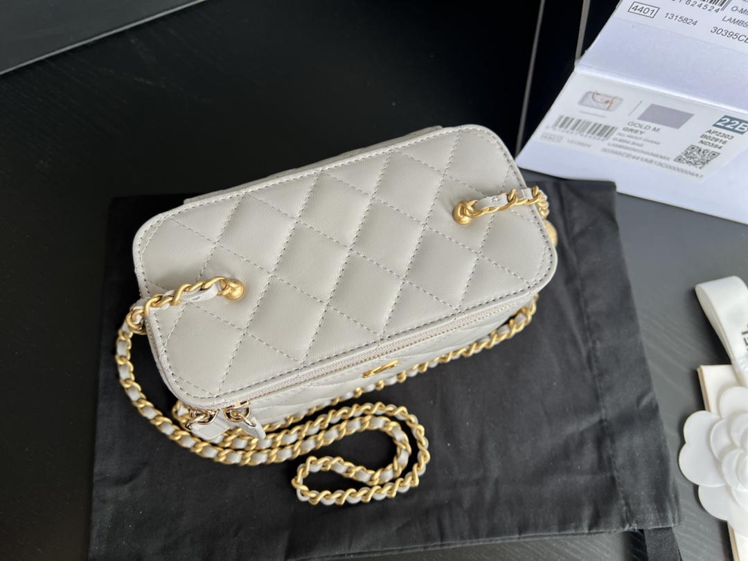 Handbag Chanel AP2303 size 17cmx9.5cmx8 cm - vstockx
